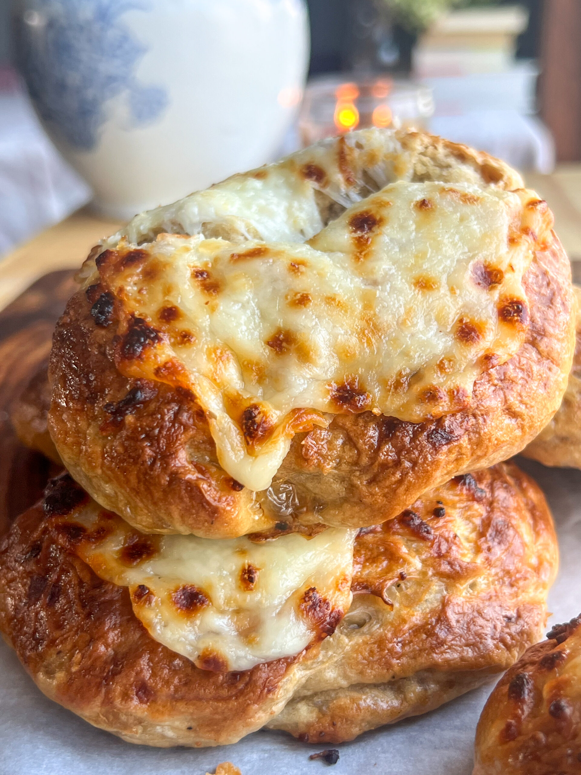 french onion bagels with broiled cheese